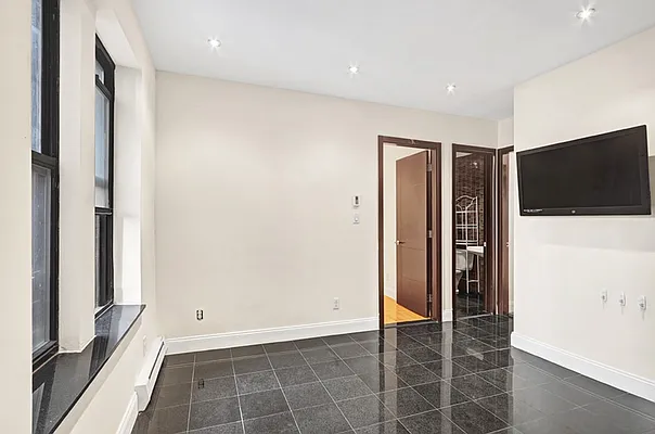 Rented by REZI | media 12