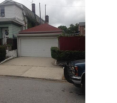 4th image of 18 E 236th St