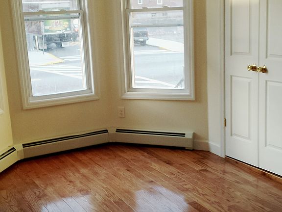 BRIGHT BEDROOM WITH DOUBLE CLOSET
