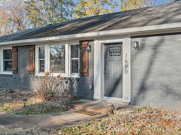 2nd image of 1690 Valley Rd