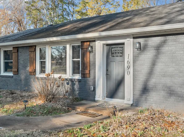 1690 Valley Rd, Clarksville, TN 37043