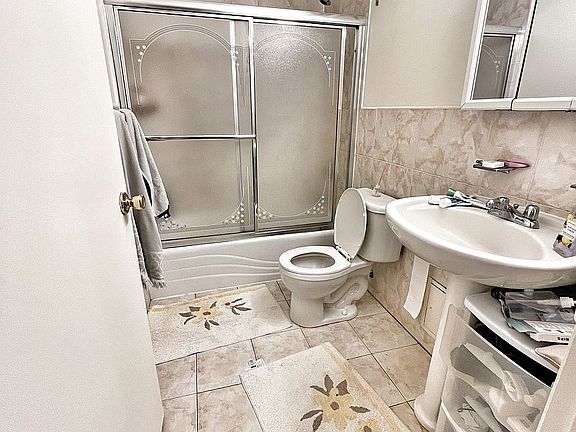4th image of 422 E 10th St APT 3R
