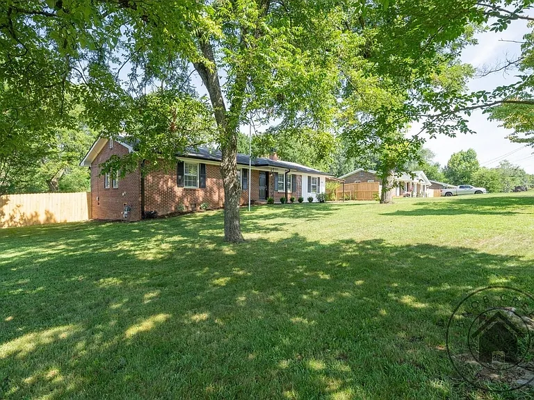 1138 Highland Dr — Photo 2