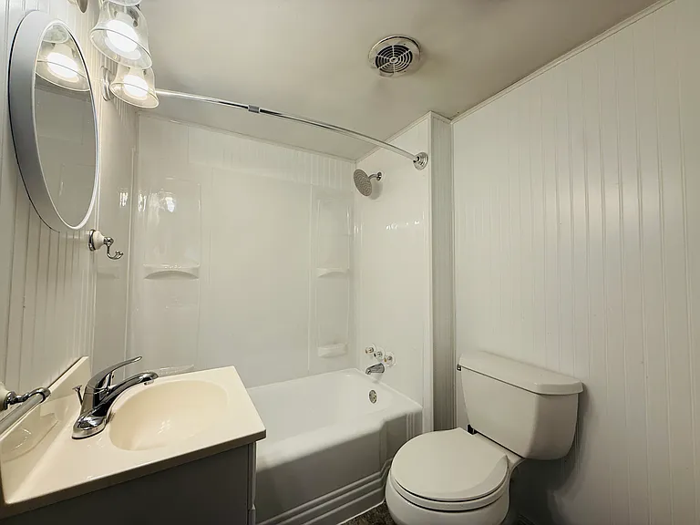 517 Center Ave #2 — Photo 2