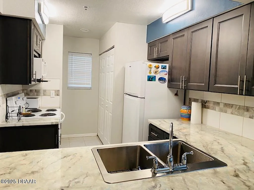 2 bed, 2.0 bath, 1068 sqft, $3,600 — Photo 3