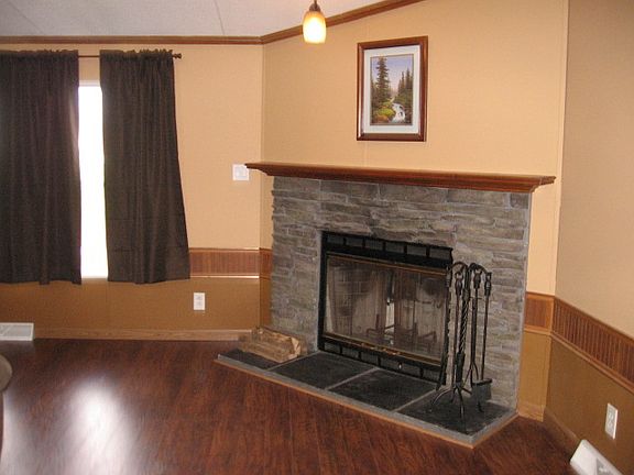 Living room working fireplac