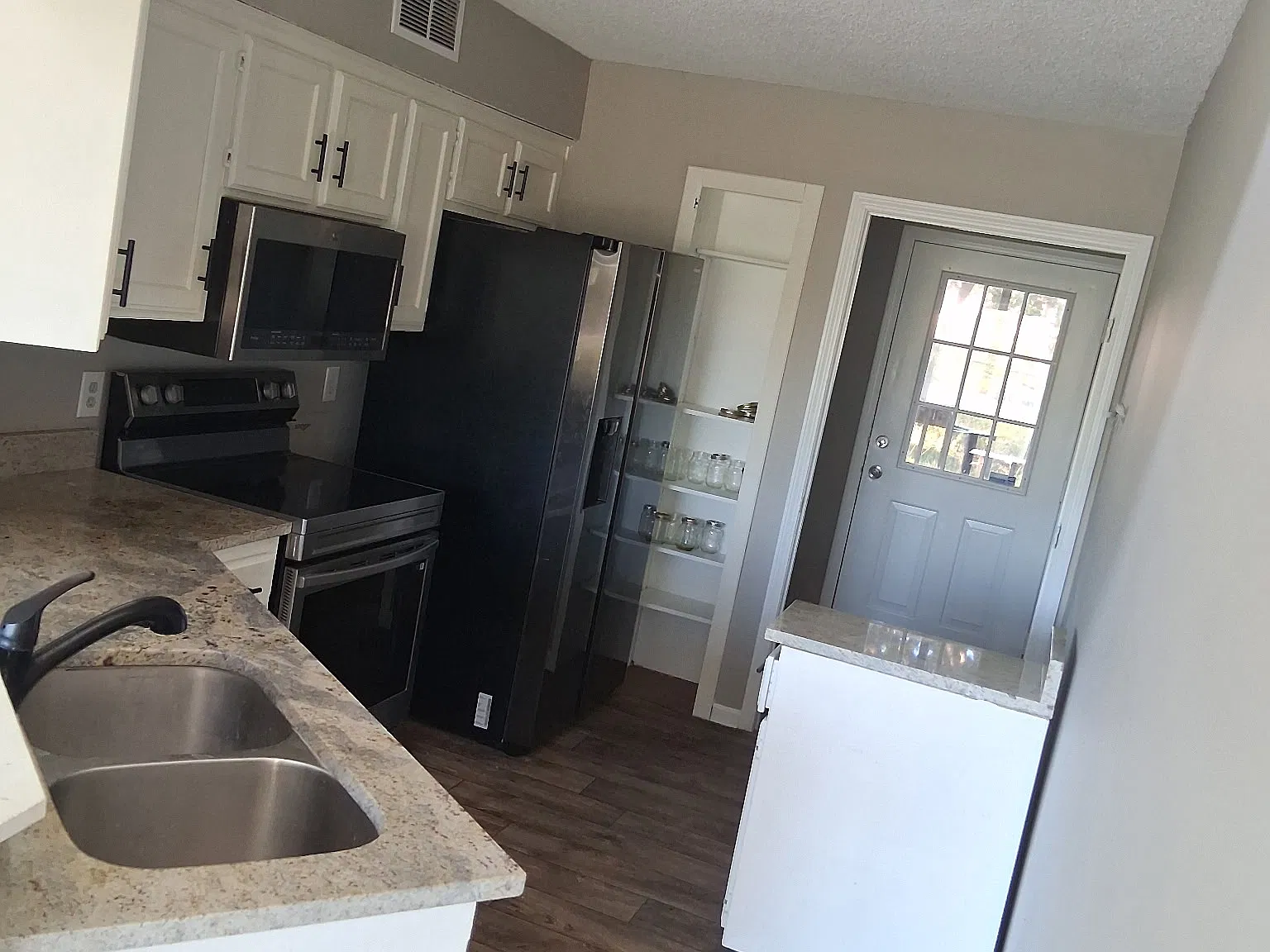 3 bed, 2.5 bath, 1527 sqft, $1,895 — Photo 2