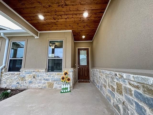 Beautiful Spacious Front Porches!