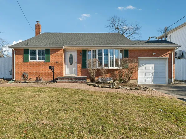 4 Oakley Drive, Huntington Station, NY 11746