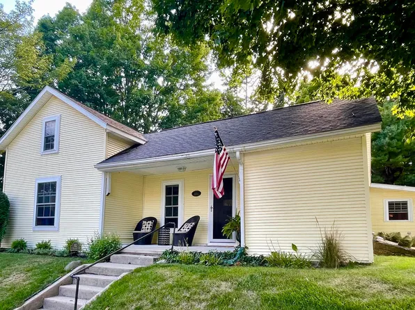 383 S Rutledge St, Pentwater, MI 49449