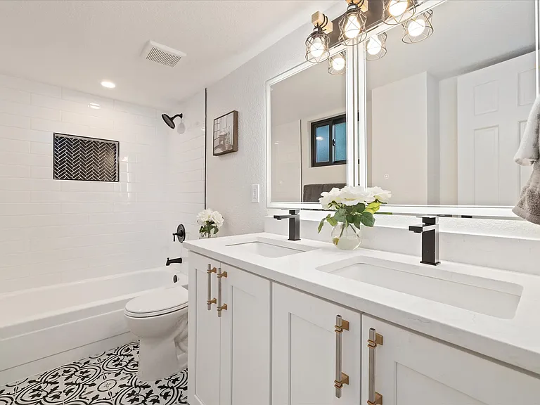 Smart mirrors with anti fog setting