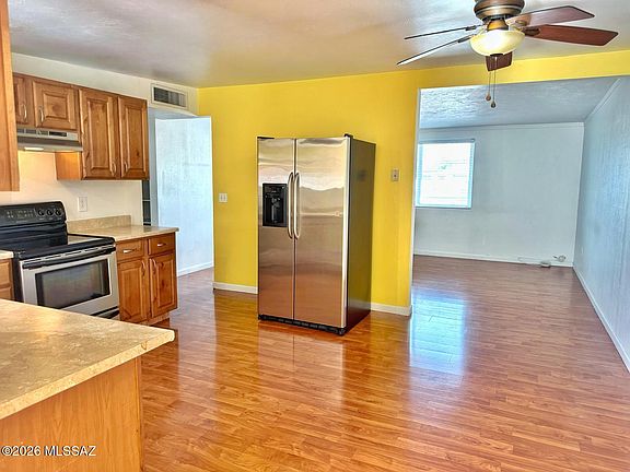 3rd image of 1453 W Roger Rd