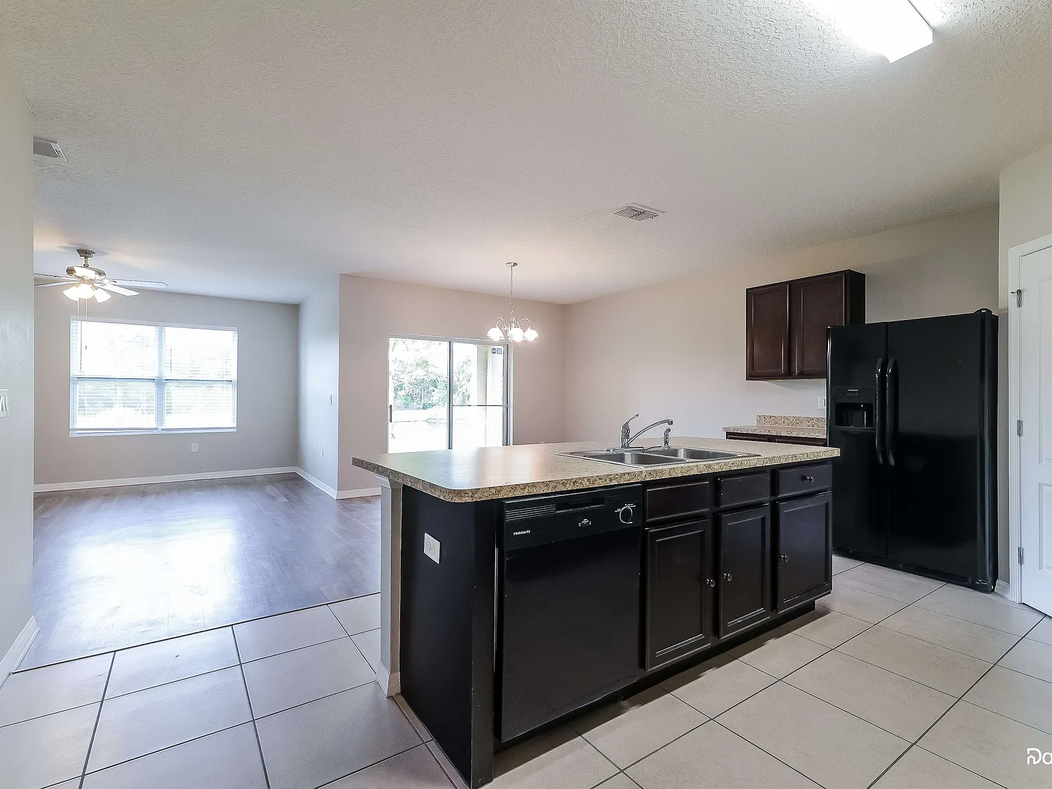 4 bed, 2.0 bath, 1851 sqft, $2,155 — Photo 2