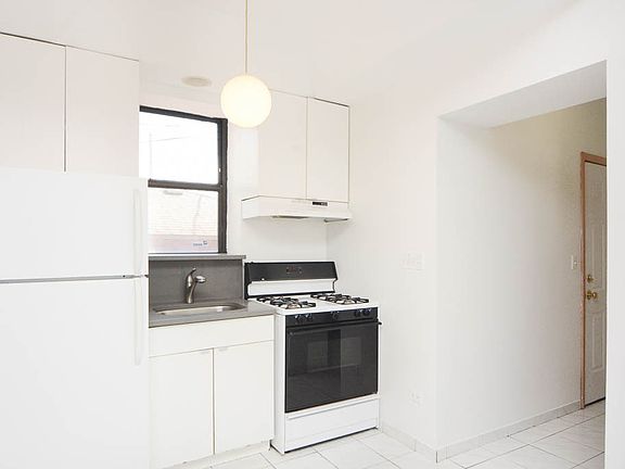 3rd image of 537 N Claremont Ave #3