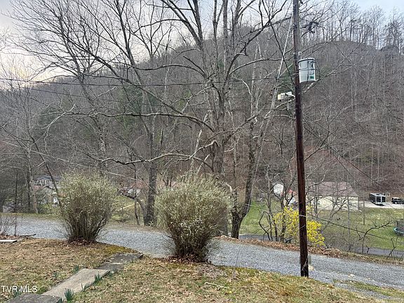 4th image of 195 Hanging Tree Rd