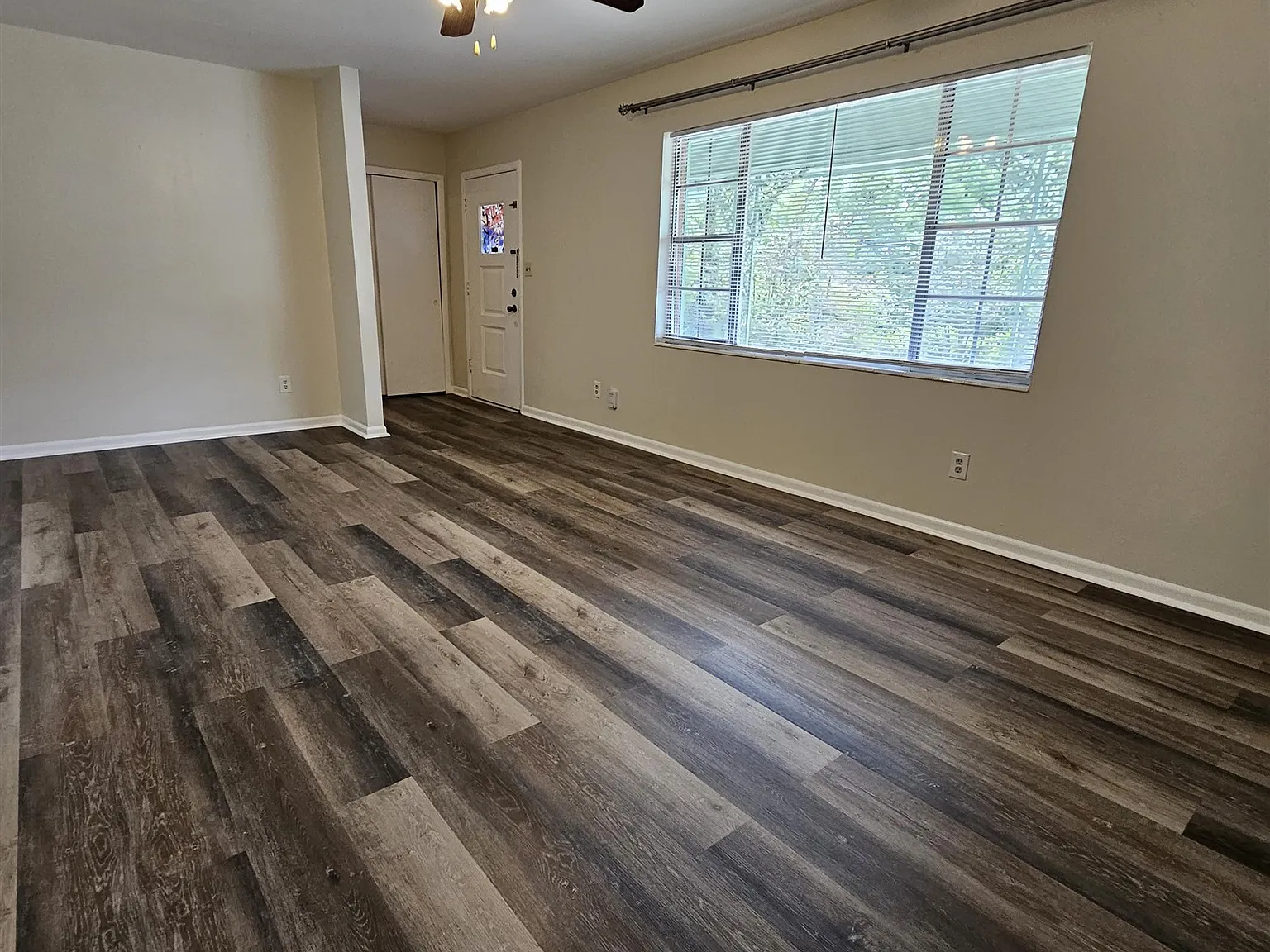 3 bed, 1302 sqft, $1,950 — Photo 4