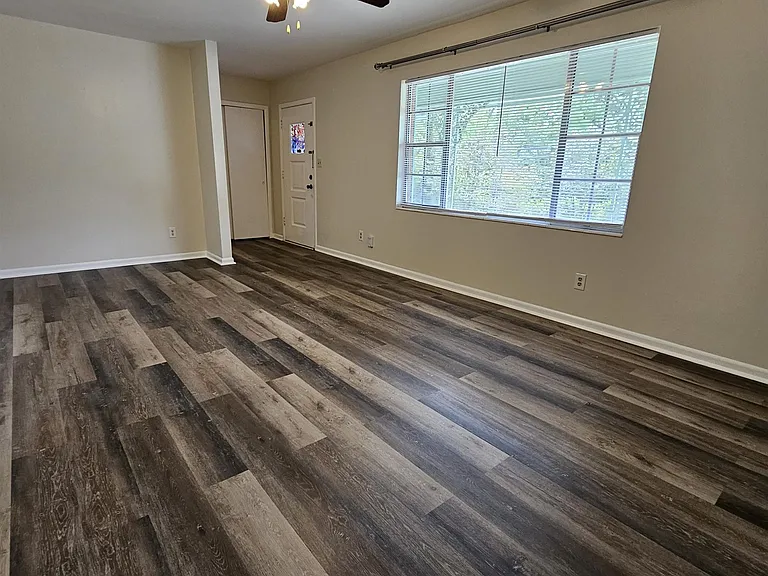 550 E Bradford Rd — Photo 4