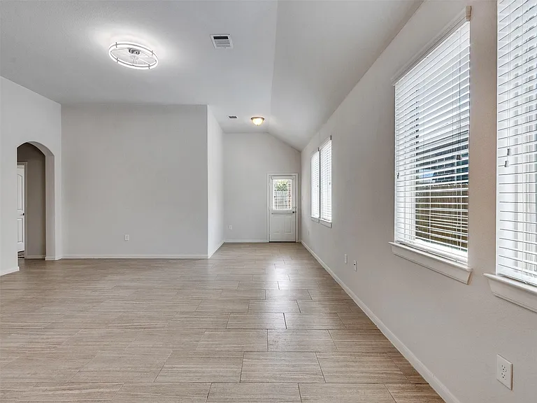 10026 Thicket Park Ln — Photo 12