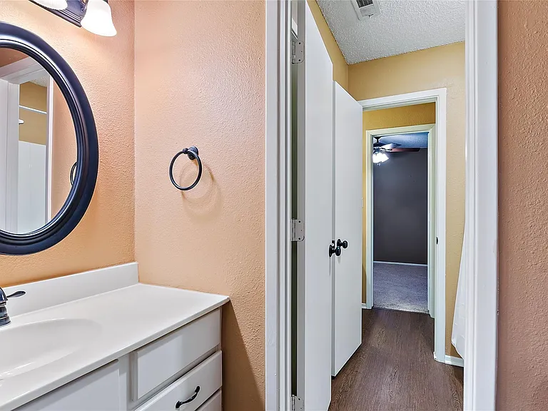 525 Baldwin St — Photo 12