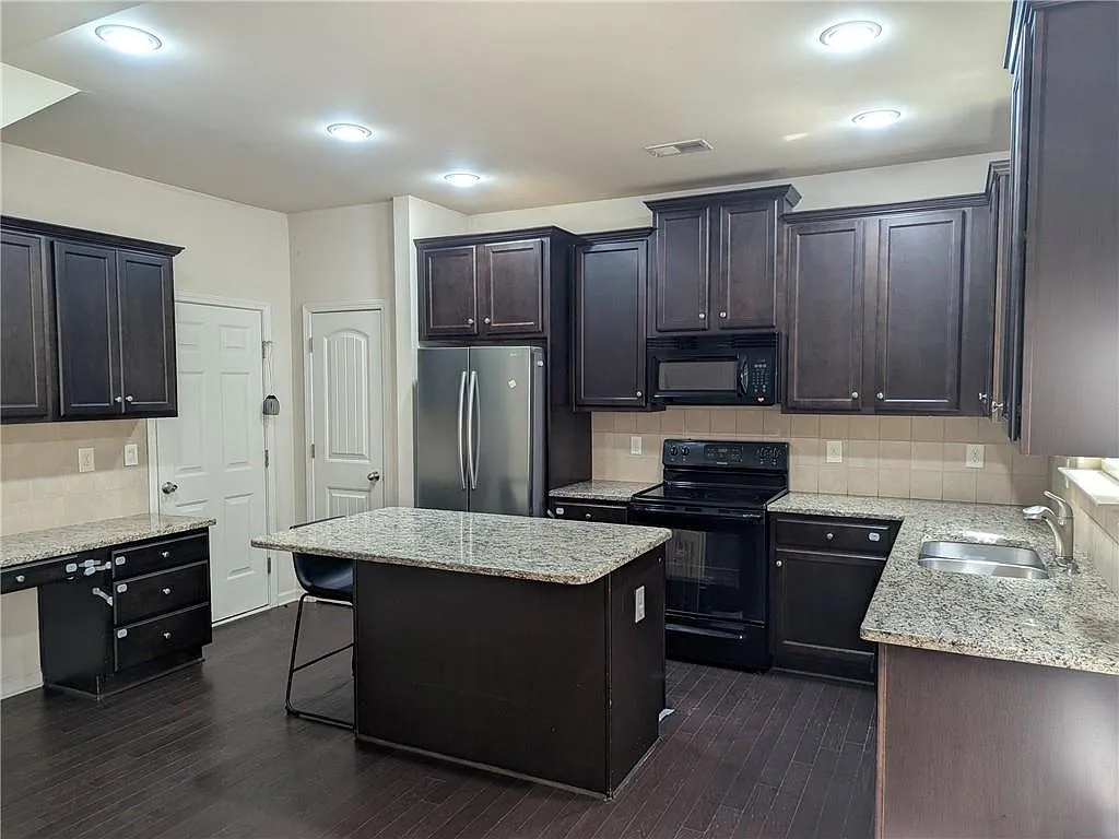 3 bed, 2.5 bath, 1453 sqft, $2,195 — Photo 3