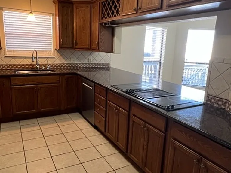 13913 Dasmarinas Dr — Photo 38