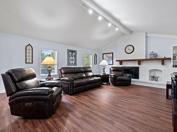 5th image of 615 Rosemary Ln