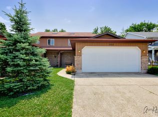 963 Pleasant St, Woodstock, IL 60098