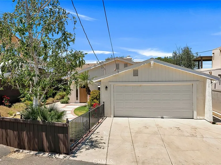 221 Acacia Ln — Photo 38