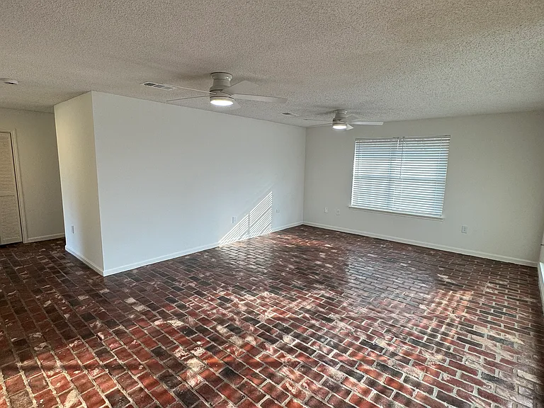 1413 Briarhurst Dr — Photo 9