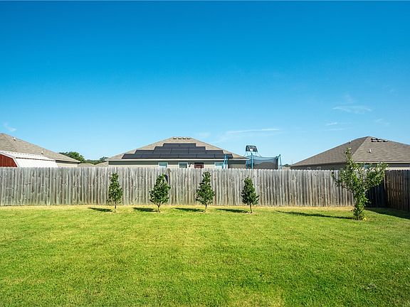 3rd image of 809 NW Evans Cir
