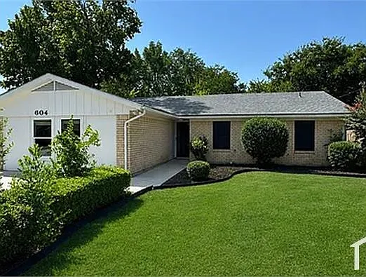 604 Colonial Ln