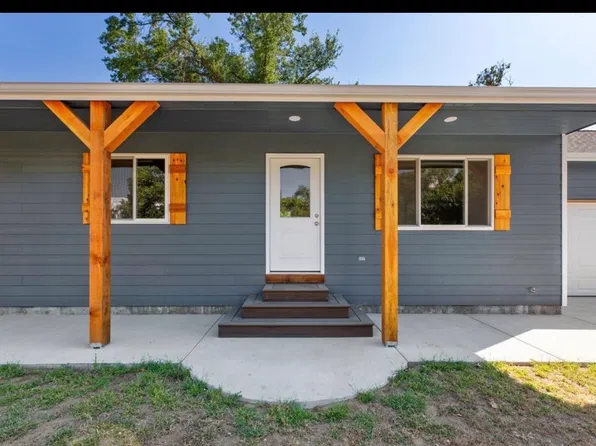 327 E 2nd St, Halstead, KS 67056