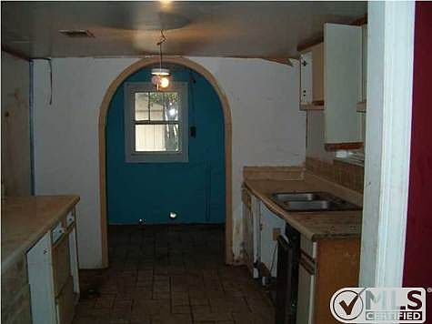 5th image of 2360 Hayes Ave