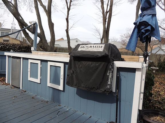 Deck w/ built in grill