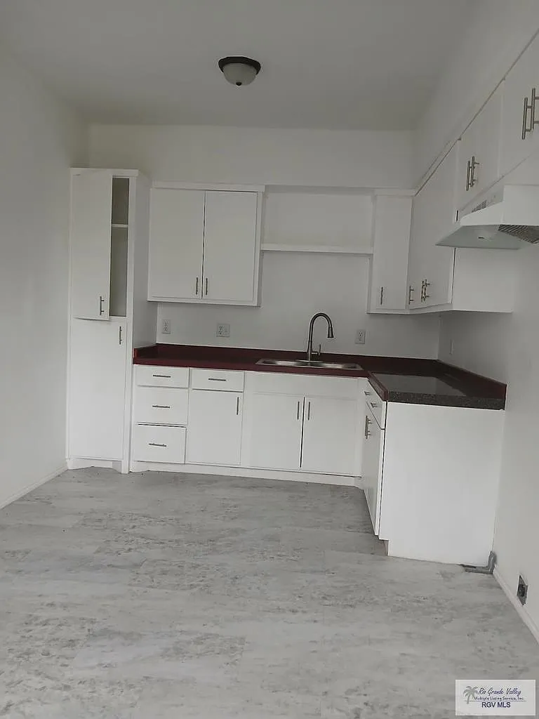 3 bed, 1.0 bath, 1000 sqft, $1,000 — Photo 1