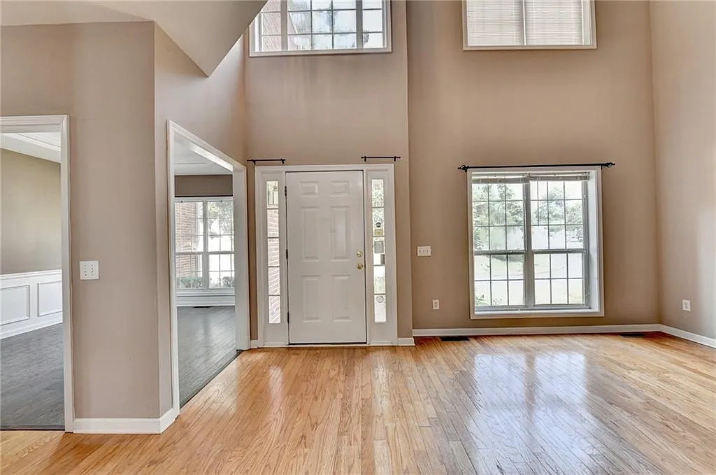 6 bed, 5.0 bath, 4807 sqft, $3,200 — Photo 2