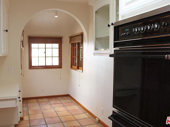 5th image of 553 Westmount Dr
