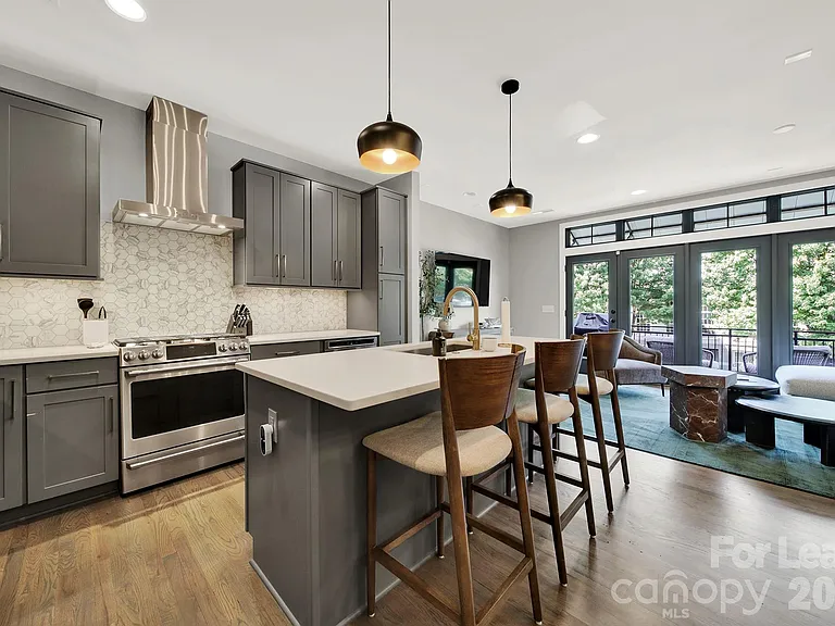 428 E 33rd St — Photo 12