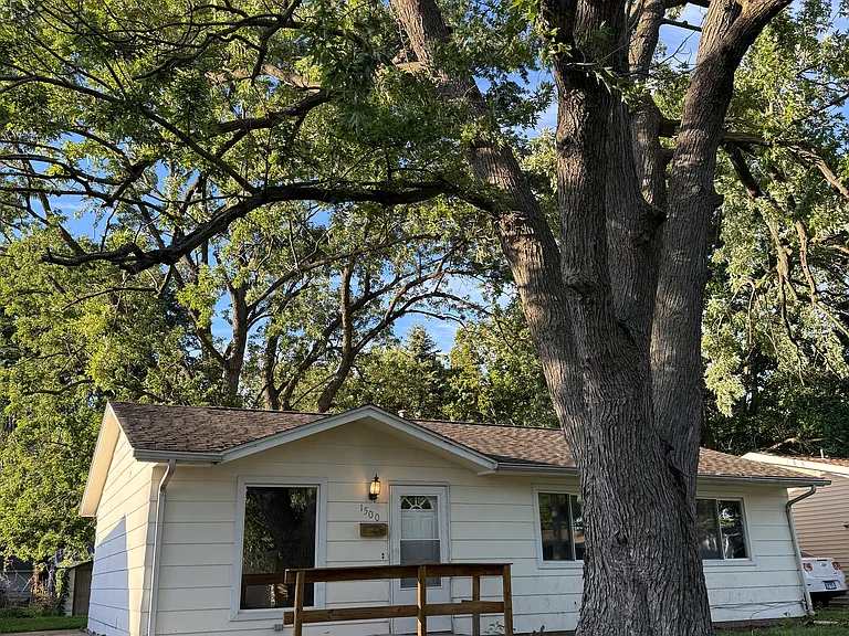 1500 Fairfield Dr — Photo 1