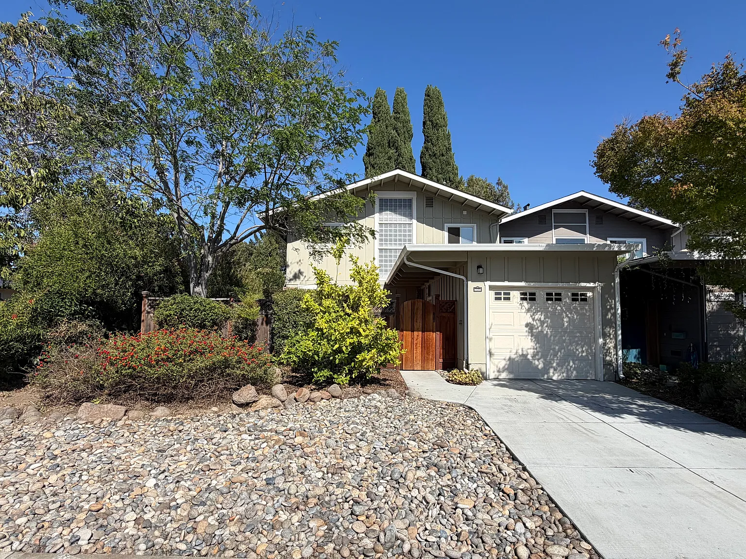 3 bed, 2.5 bath, 1484 sqft, $4,100 — Photo 1