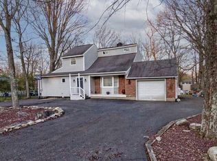 146 Roundhill Rd, Dingmans Ferry, PA 18328