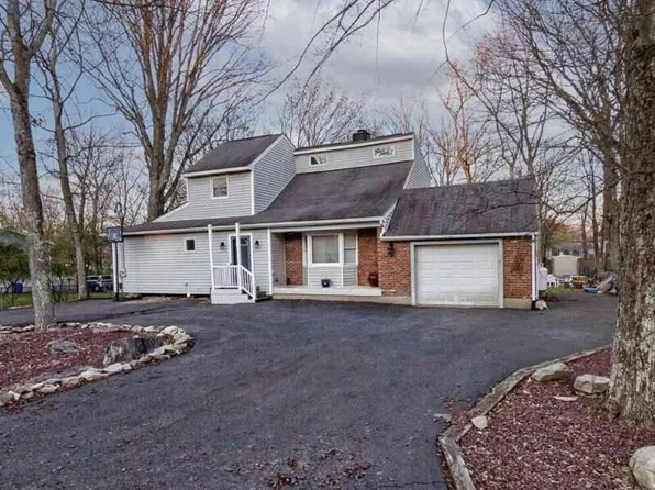 146 Roundhill Rd, Dingmans Ferry, PA 18328