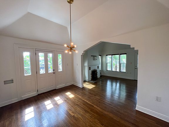 4th image of 2852 Howard Ave