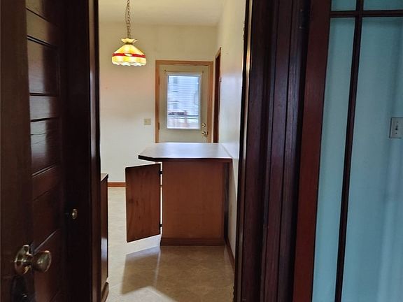 4th image of 611 Highland St