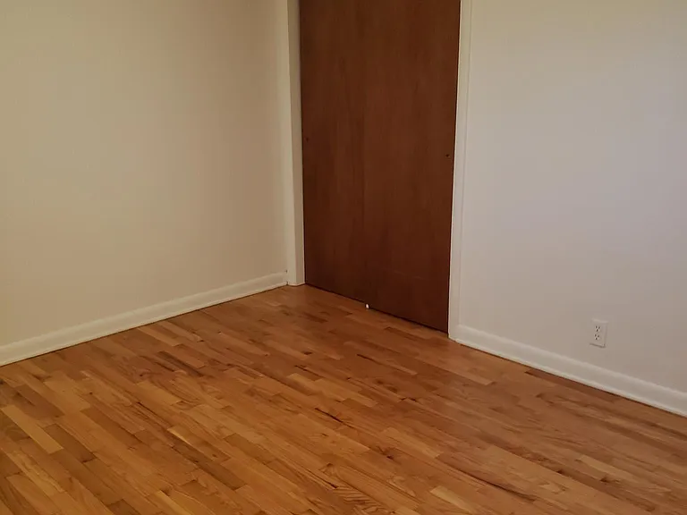 1902 Oakwood Dr — Photo 6