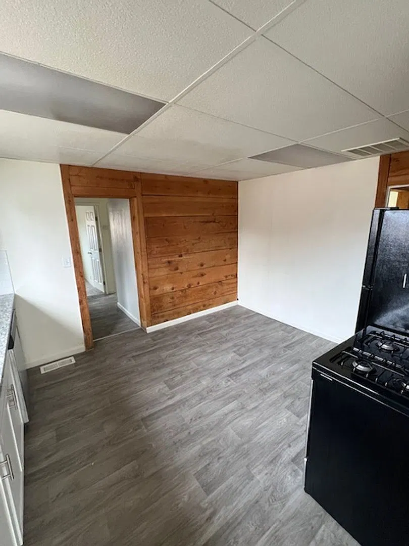 2 Bedroom 1 Bath with W/D Hook Ups! — Photo 4