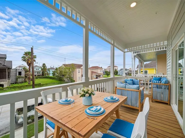 2813 Ball St, Galveston, TX 77550
