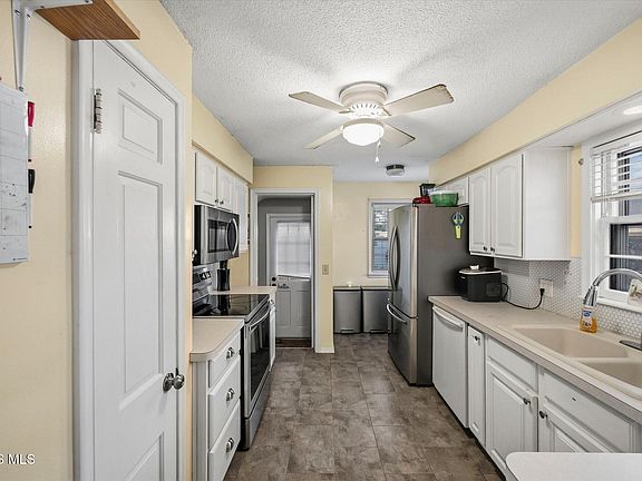 4th image of 3840 Elmhurst Rd