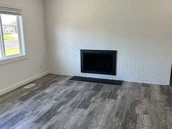 3rd image of 803 N Vista Dr