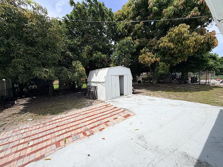 2033 Longwood Rd — Photo 9